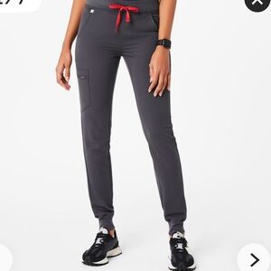 Figs Zamora Women’s Jogger Scrub Pant in Charcoal